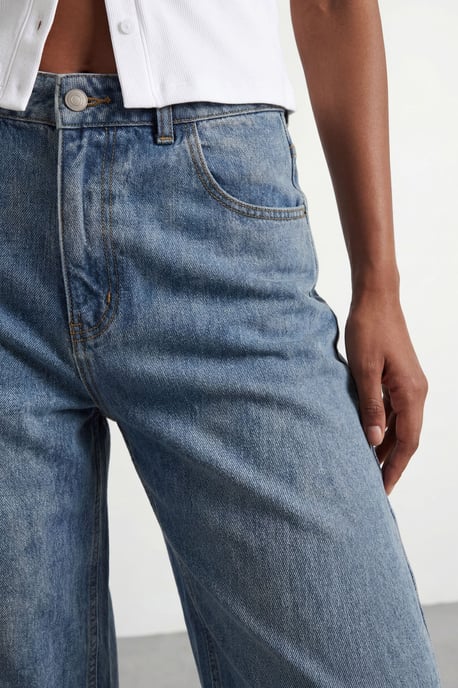 Mid Wash Barrel Jean - Image 3