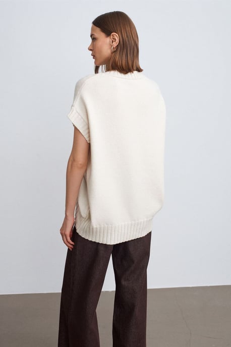 Oversized Ribbed Knit Sweater Vest - Image 2