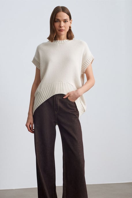 Oversized Ribbed Knit Sweater Vest - Image 3