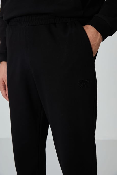 Men's Zip-Front Sweatshirt And Pants Set - Image 6