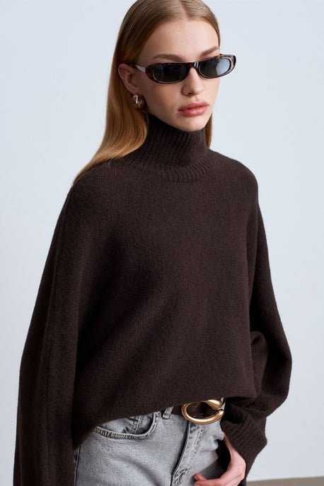 Oversized Ribbed Turtleneck Sweater - Image 3
