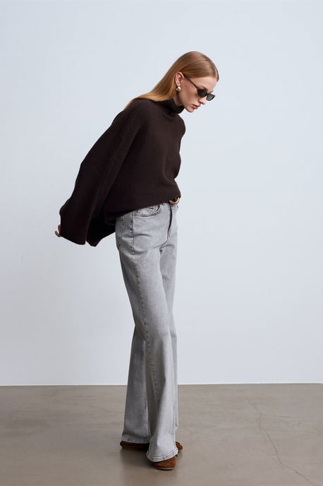 Oversized Ribbed Turtleneck Sweater - Image 4