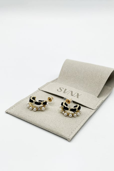 Pearl & Noir Chain Double Hoop Earrings in Gold - Image 4