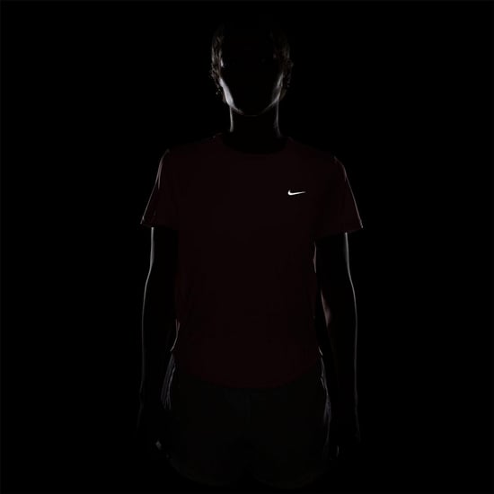 Nike Swoosh Dri-FIT-tröja för damer (Rosa rök) - Image 2