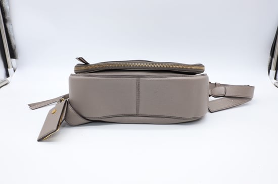 Marc Jacobs recruit nomad tas in mink met gouden details - Image 5