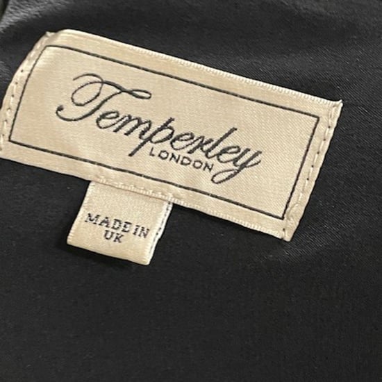 Temperley London – Off-Shoulder maxiklänning med volanger i svart acetat - Image 4