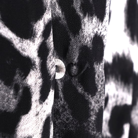 Michael Kors Leopardmönstrad Maxiklänning med Knappar och Långärmad i Svart och Svart Viskos - Image 6