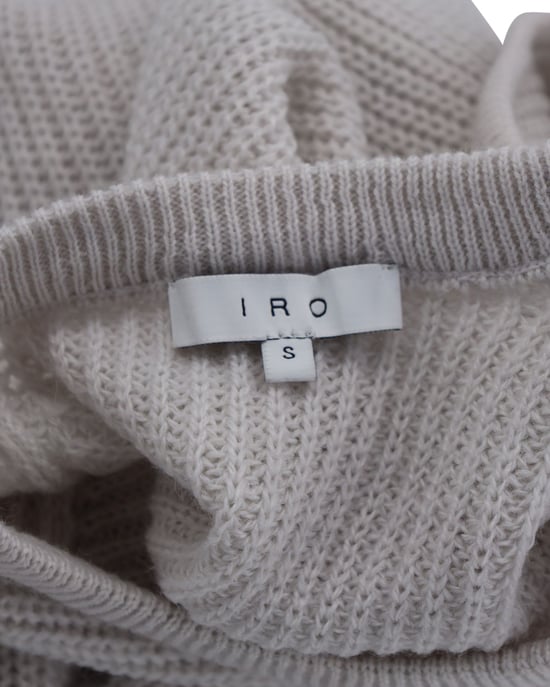 Iro Lineisy ribbad stickad tröja med kall axel i ljusbeige akryl - Image 4