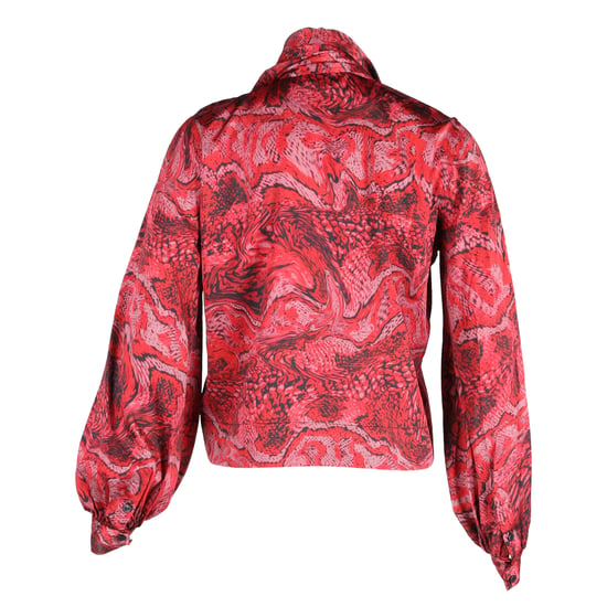 Ganni blus med ormmönster i röd sidenblandad satin - Image 3