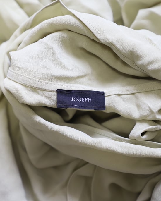 Joseph-blus med rosettringning i kakigrönt siden - Image 5