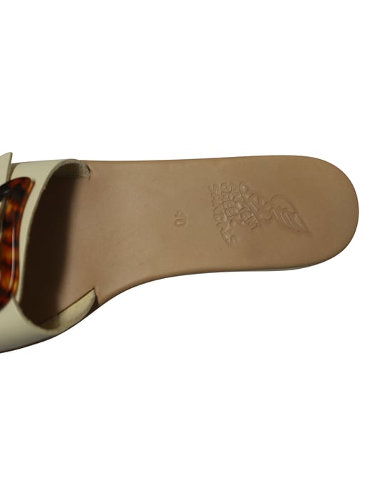 Oud-Griekse Aglaia-sandalen van wit leer. - Image 6