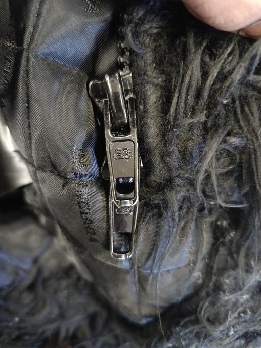 Balenciaga – Beskuren Vadderad Jacka i Svart Fuskpäls - Image 6