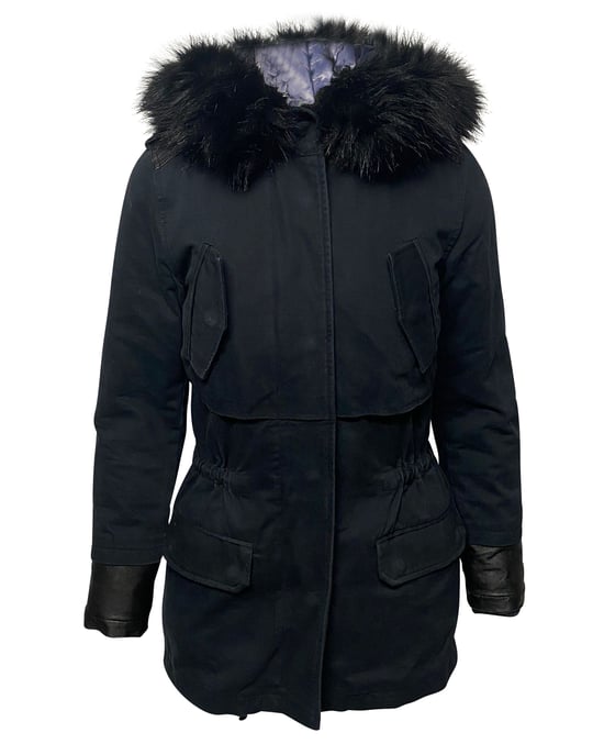 Maje lange donsjas met capuchon en bontkraag in blauw nylon. - Image 1