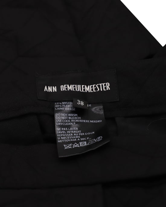 Ann Demeulemeester Cropped broek met gouden strepen aan de zijkant in zwart nylon - Image 3