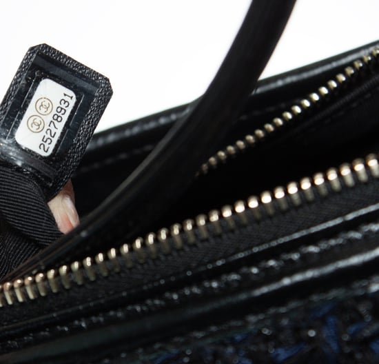 Chanel, Medium Gabrielle tweed axelväska - Image 6