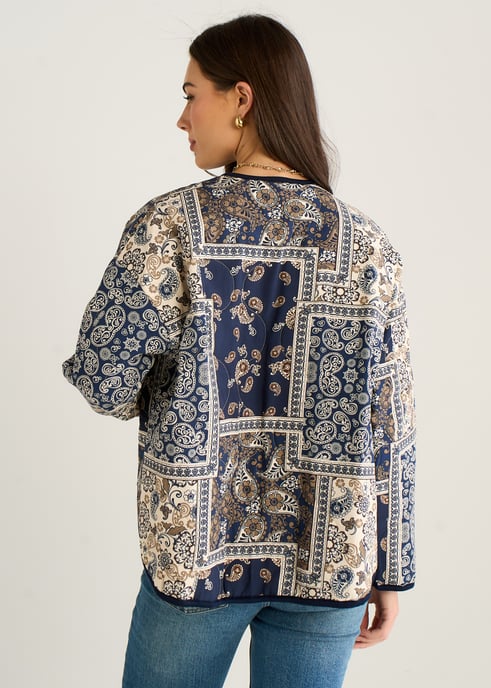 Lätt quiltad jacka i viskos med marinblått paisley-mönster - Image 4