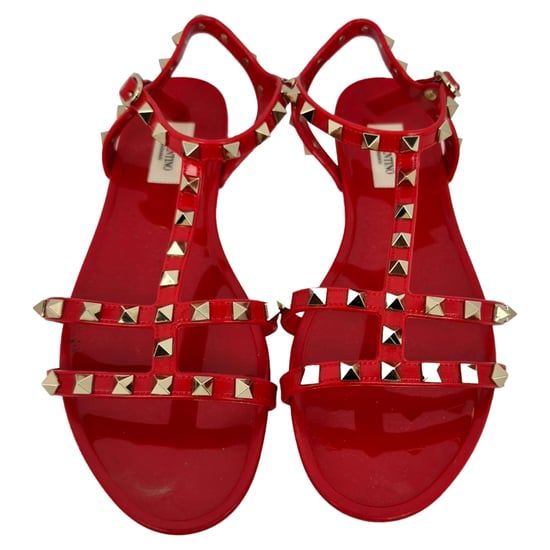Valentino Garavani Rockstud Plat Sandalen in Rode Rubber - Image 2