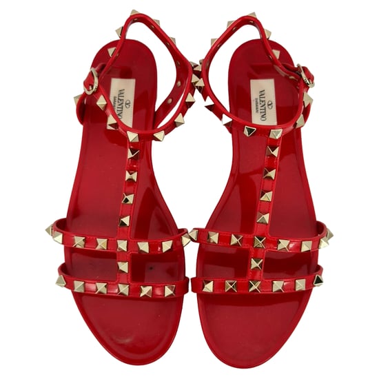 Valentino Garavani Rockstud Plat Sandalen in Rode Rubber - Image 3