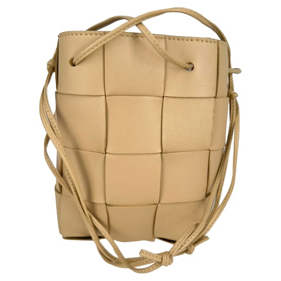 Bottega Veneta Liten Kassett Bucket Väska i Beigeläder - Image 2