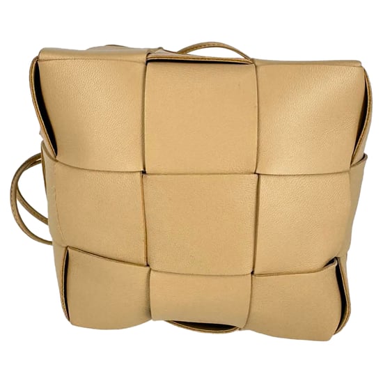 Bottega Veneta Liten Kassett Bucket Väska i Beigeläder - Image 4