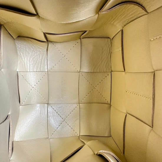 Bottega Veneta Liten Kassett Bucket Väska i Beigeläder - Image 5