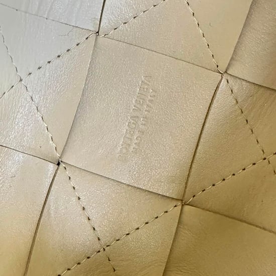 Bottega Veneta Liten Kassett Bucket Väska i Beigeläder - Image 6