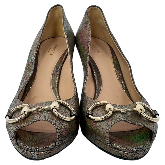 Gucci Holographic Crackle New Hollywood Horsebit Peep Toe Pumps in Gold Leather - Image 2