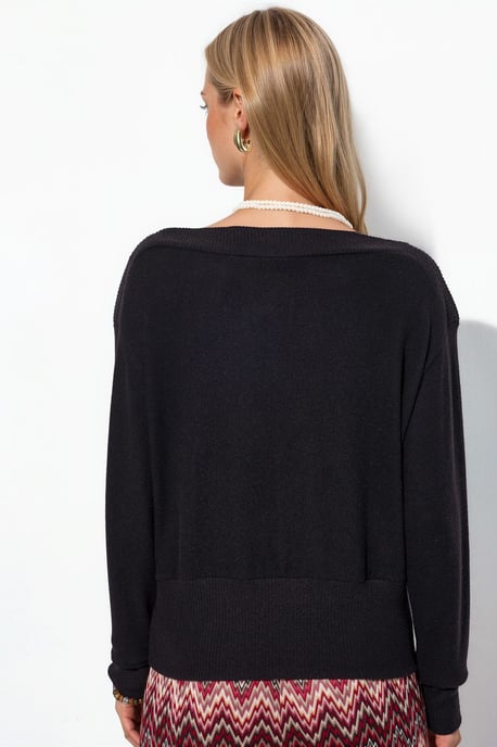 Women's Solid Crew Neck Sweatshirt - Image 3