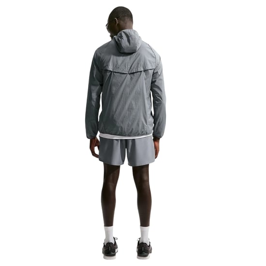Nike Lichtgewicht herenjack met capuchon van Stride (Rook Grijs) - Image 2
