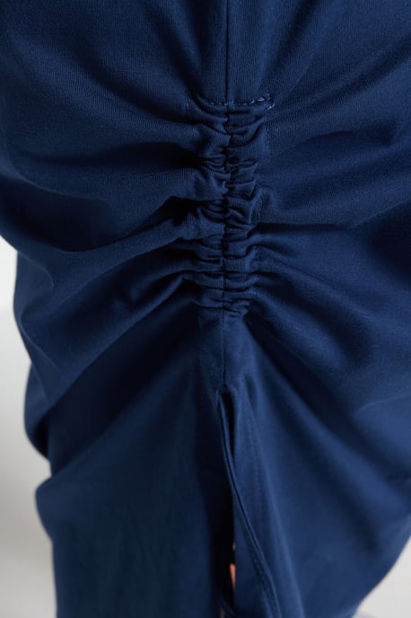 Curve damesjurken in donkerblauw, effen kleur, midi-lengte, casual en relaxed, plus size. - Image 4