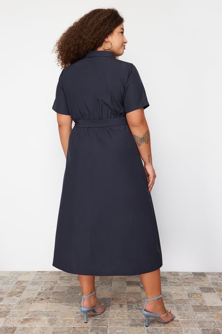 Curve damesjurken in donkerblauw, unifarben, midi-lengte, casual en aansluitend, plus size. - Image 5