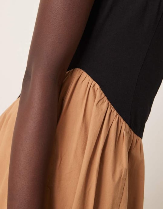 ASOS DESIGN fyrkantig halslinning hybridmaxiklänning med asymmetrisk sänkt midja i svart och tan - Image 3