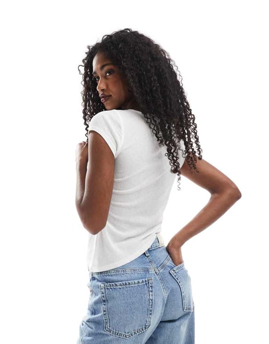 ASOS DESIGN halvgenomskinlig kortärmad topp med asymmetrisk fåll i elfenbensfärg - Image 2