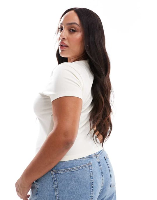 ASOS DESIGN Curve v-ringad baby t-shirt i krämfärg - Image 4