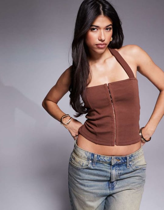 ASOS DESIGN ponte strukturerad haltertop med krok och öga i choklad - Image 1