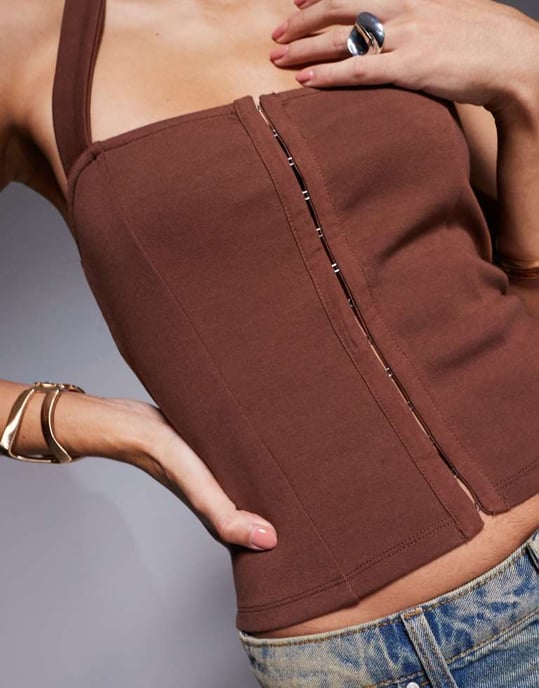 ASOS DESIGN ponte strukturerad haltertop med krok och öga i choklad - Image 3