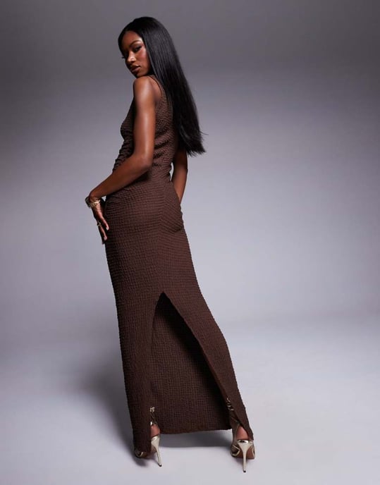 ASOS DESIGN texturerad ärmlös kolonn maxiklänning i brunt - Image 2