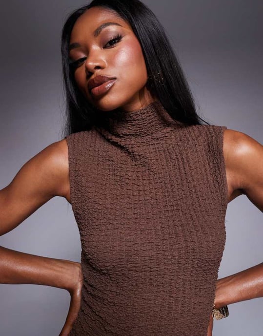ASOS DESIGN texturerad ärmlös kolonn maxiklänning i brunt - Image 3