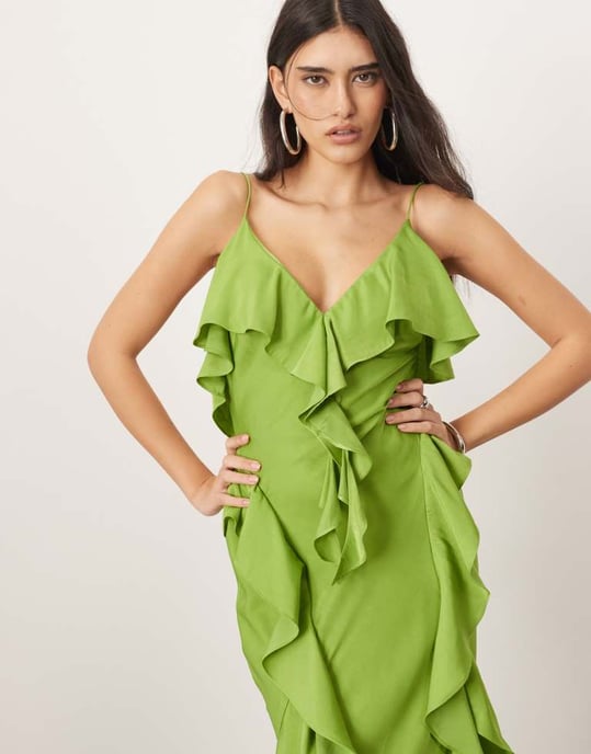 ARRANGE volang maxi slingklänning med snedskuren kjol i grön - Image 2