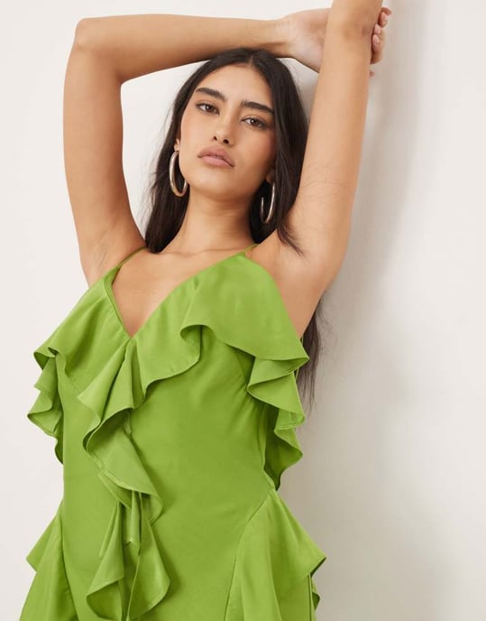 ARRANGE volang maxi slingklänning med snedskuren kjol i grön - Image 4