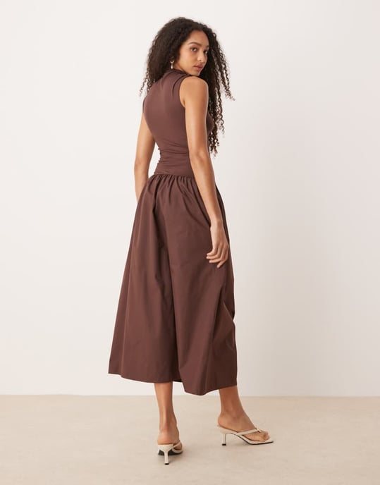 ASOS DESIGN maxiklänning med vuxen på halsen och poplinblandad kjol i brunt - Image 4