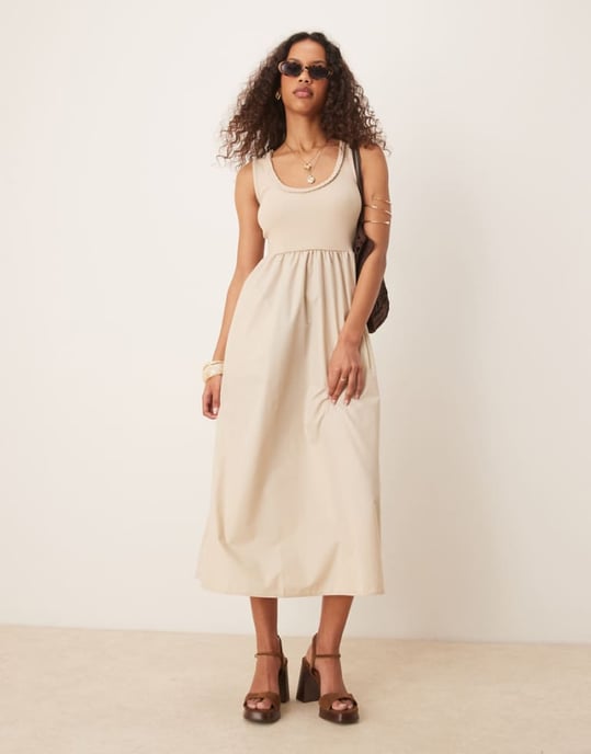 Tunn scoop-neck maxiklänning i taupe - Image 1