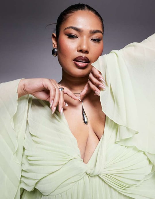 ASOS DESIGN Curve plisserad chiffong maxi klänning med twist fram i äpplegrön - Image 4
