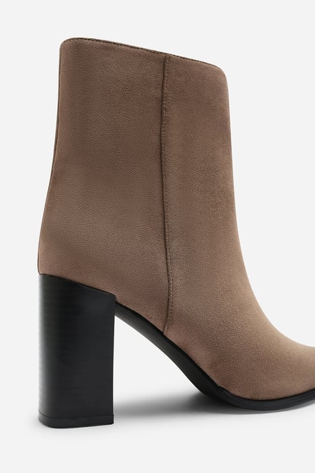 Wheres That From Womens Daryna Stacked Heel Pointed Ankle Boot - Image 4
