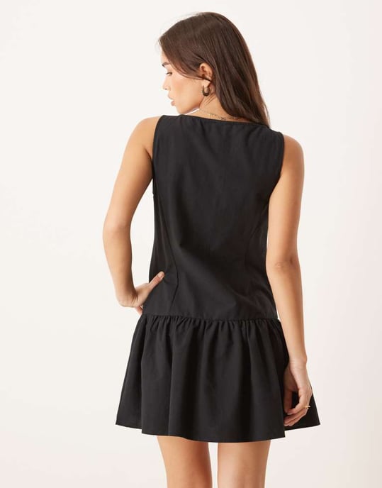ASOS DESIGN klänning med snedskärning, knäppning och sänkt midja i ministil i svart - Image 4