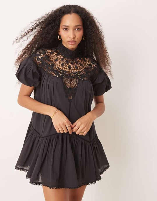 ASOS DESIGN miniklänning med puffärmar och spetsdetaljer i svart - Image 2