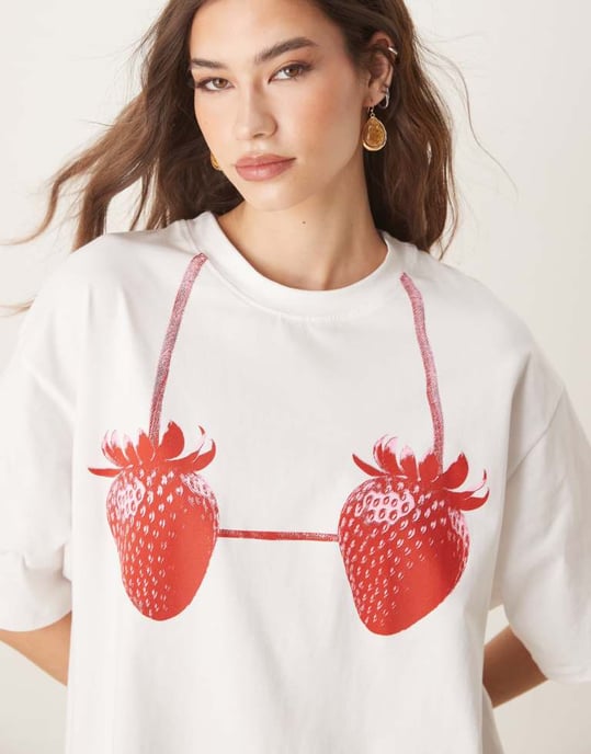 ASOS DESIGN oversized t-shirt miniklänning med jordgubbsprint - Image 2