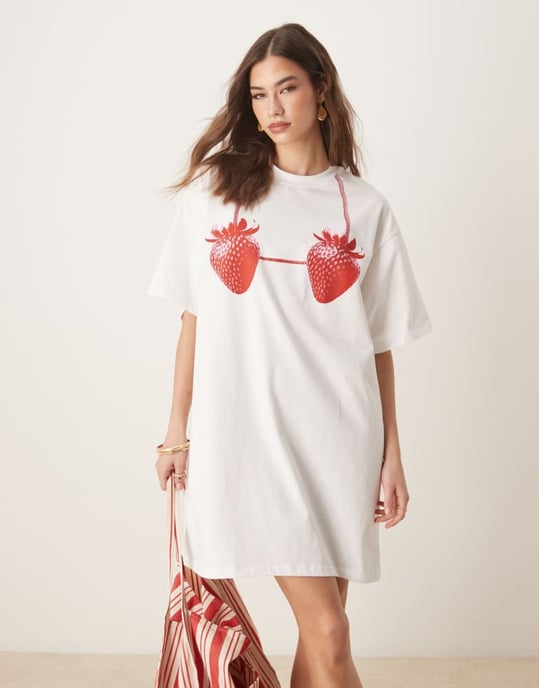 ASOS DESIGN oversized t-shirt miniklänning med jordgubbsprint - Image 4