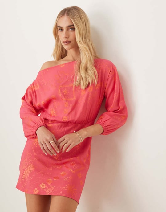 Never Fully Dressed Plus Tilly off shoulder plisserad miniklänning i rosa och röd - Image 1