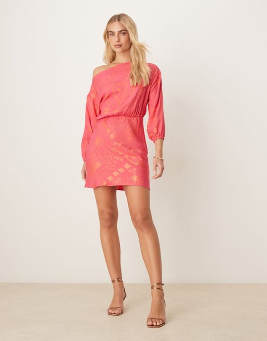 Never Fully Dressed Plus Tilly off shoulder plisserad miniklänning i rosa och röd - Image 2
